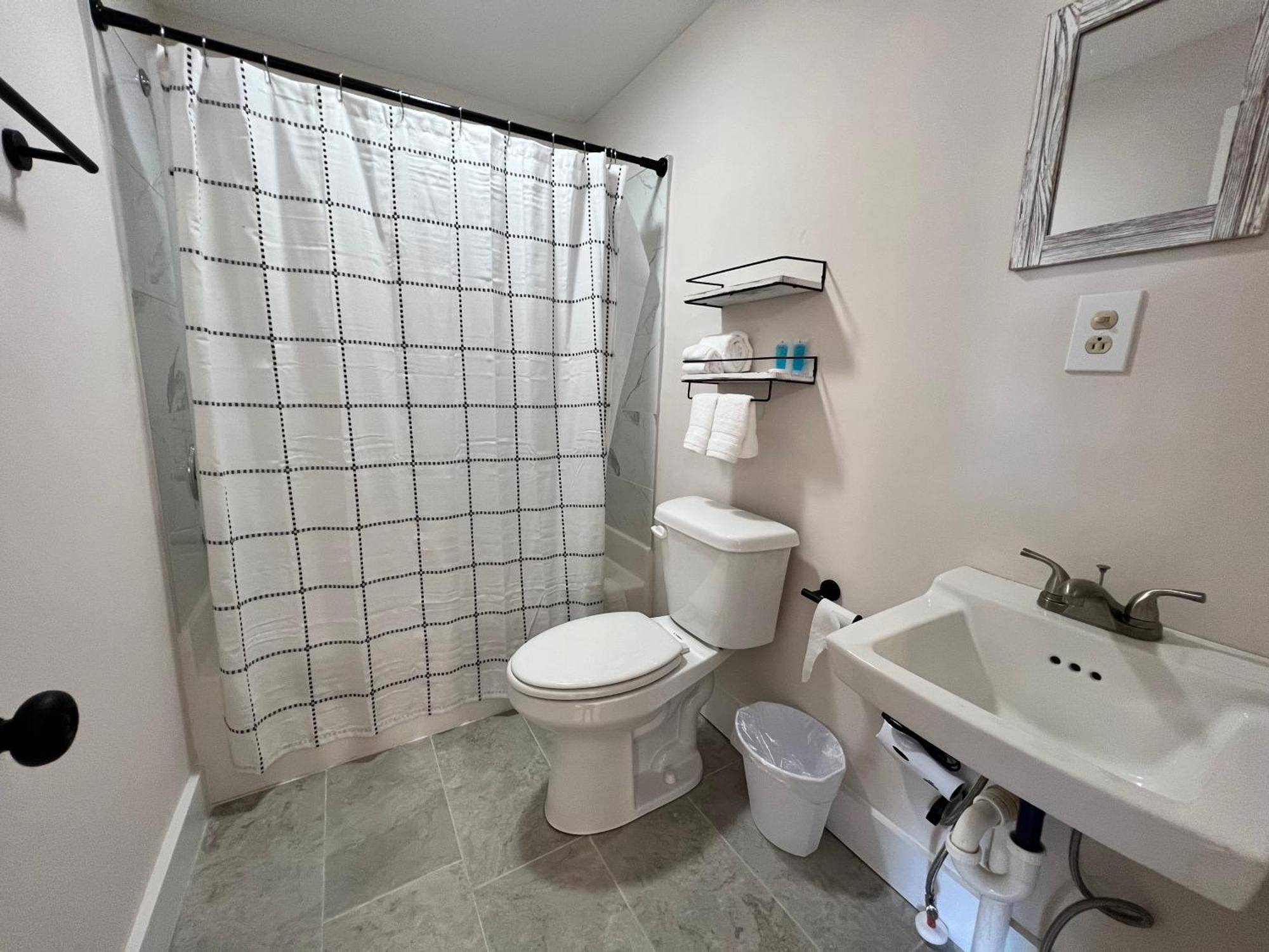 The Washington Inn Galax Room photo