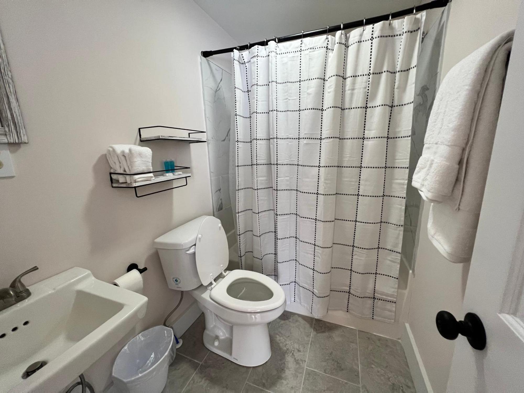 The Washington Inn Galax Room photo