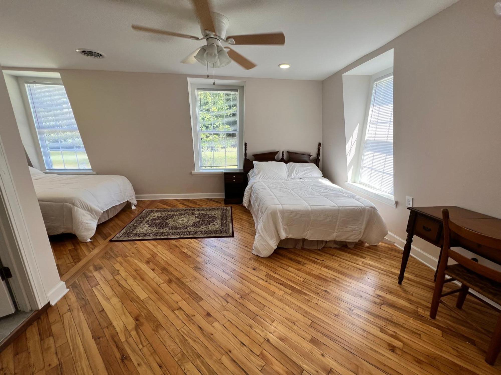 The Washington Inn Galax Room photo