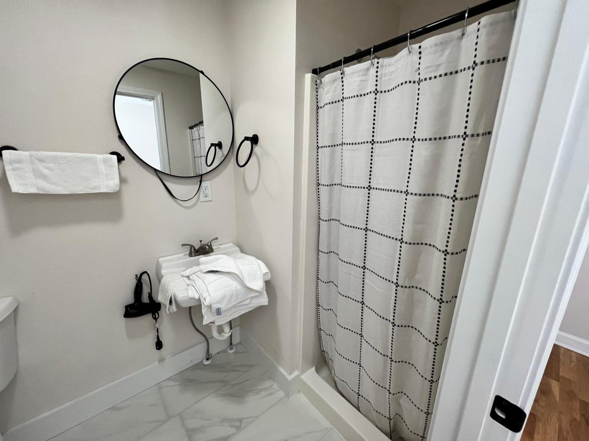 The Washington Inn Galax Room photo